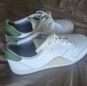 Everlane ReLeather Court Sneakers – White/Green
Size: Women’s 11 / Men’s 9